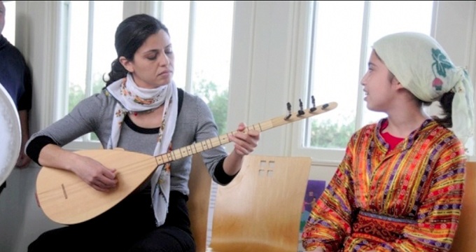 Master Kurdish Alevi folk musician Ozden Oztoprak and her daughter Berfin Ozsoy.