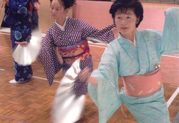 Master Japanese-American dancer and 1987 National Heritage Fellow Fujima Kansuma (right).