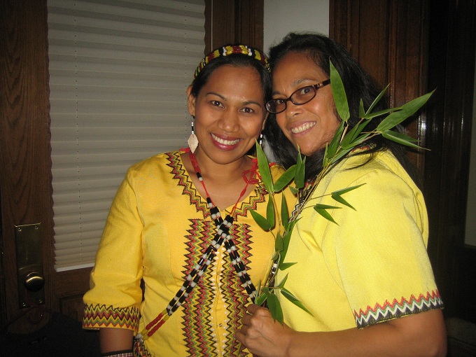 Master Kalinga Weaver Jenny Bawer Young (left) and apprentice Holly Calica.