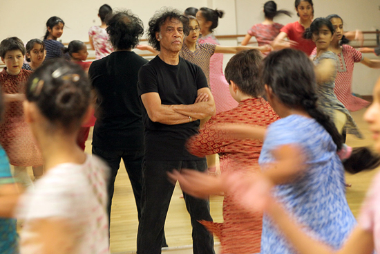 Pandit Chitresh Das with students of Chhandam Youth Dance Company.