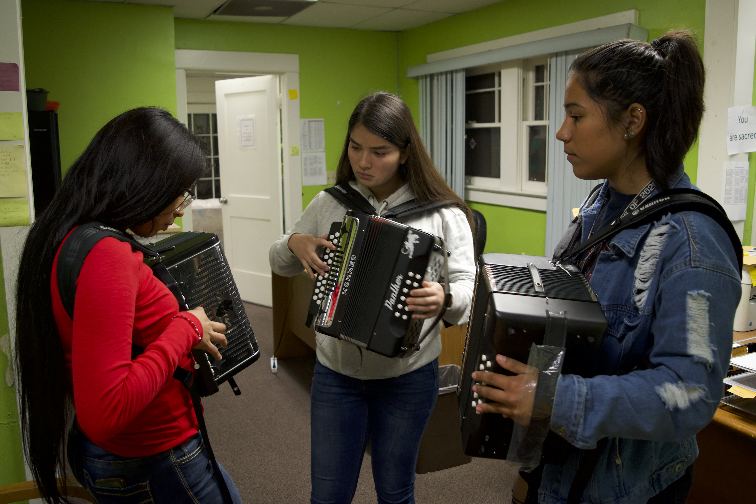 Participantes jóvenes aprenden música norteña con Nuevo Comienzo en Cutler-Orosi. Foto: C. Murillo/ACTA