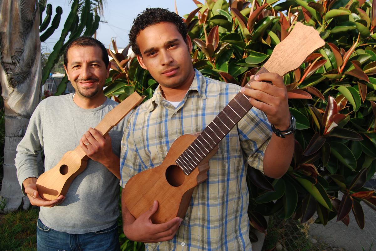 El maestro artista Jorge Mijangos (izquierda) junto con su aprendiz de lutería para instrumentos de son jarocho, Juan Francisco Parroquin (derecha).