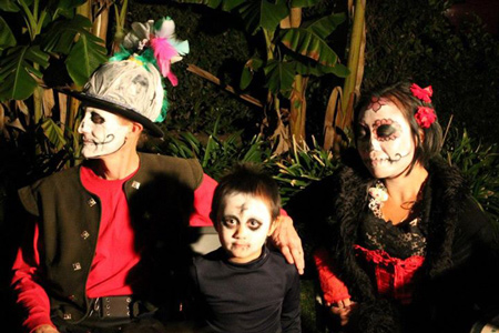 A family celebrates Día de los Muertos at Arte Américas