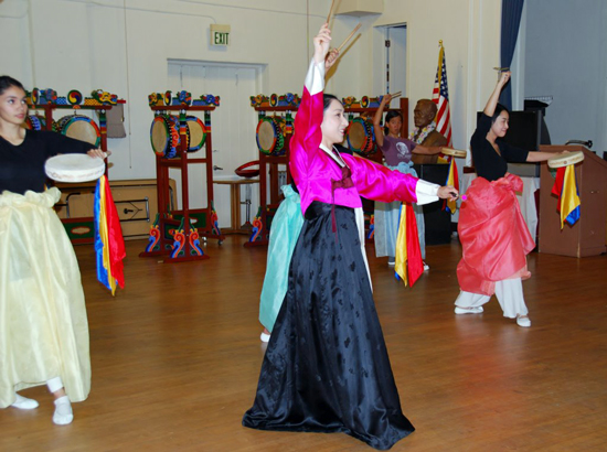 Kyongil Ong teaches students drum and dance in San Francisco (Photo: Lily Kharrazi)