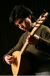 Master artist Özden Öztoprak on the bağlama saz.