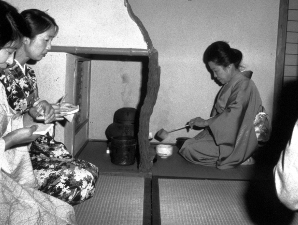 Madame Sosei Shizuye Matsumoto (R), at a tea ceremony in 1991. Photo courtesy of the National Endowment for the Arts.
